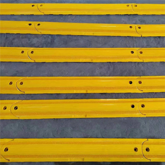 5cm Yellow Rubber Curb - Middle Section 5cm Yellow Rubber Curb - Middle Section