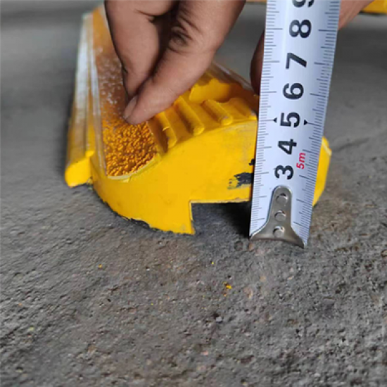 5cm Yellow Rubber Curb - Middle Section 5cm Yellow Rubber Curb - Middle Section