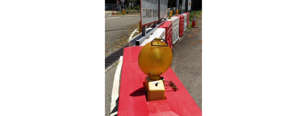 Warning Lamp 'QUEEN' on construction site, Hong Kong