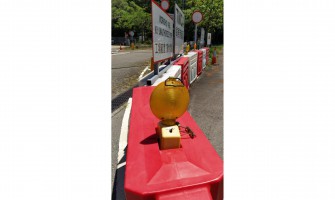 Warning Lamp 'QUEEN' on construction site, Hong Kong